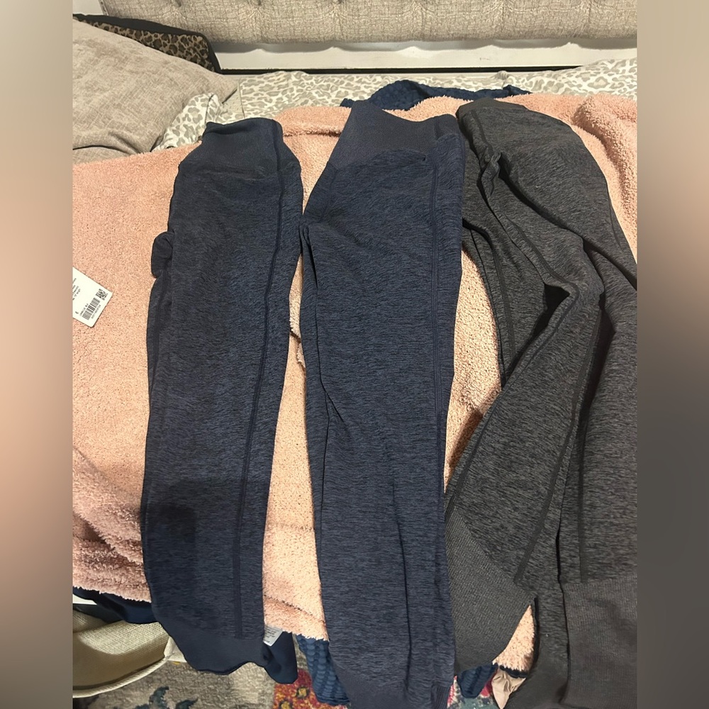 Alo yoga never worn navy blue, two pairs size small price reflects per pair